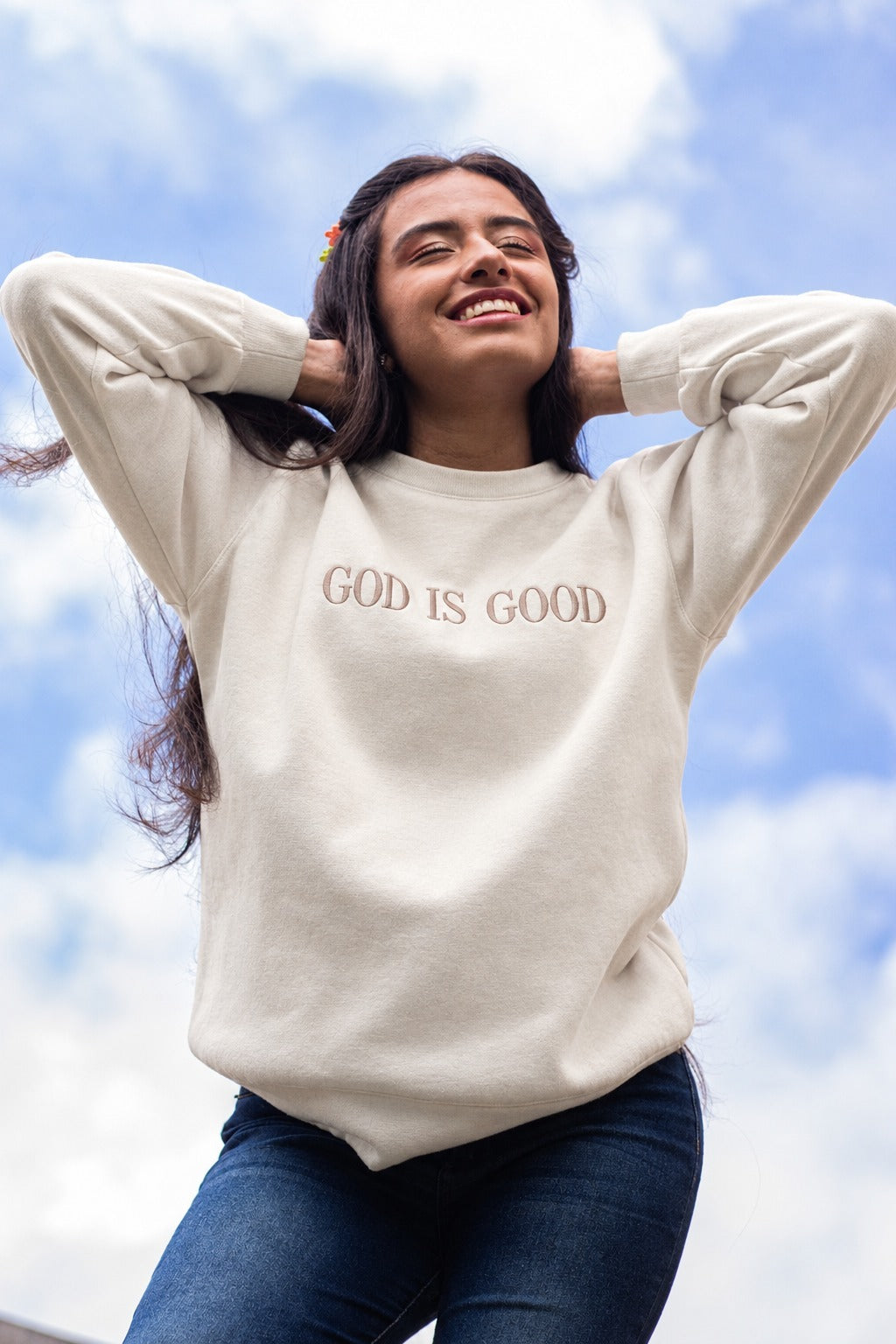 Sudadera bordada «Dios es bueno» – Sudadera cristiana unisex de cuello redondo