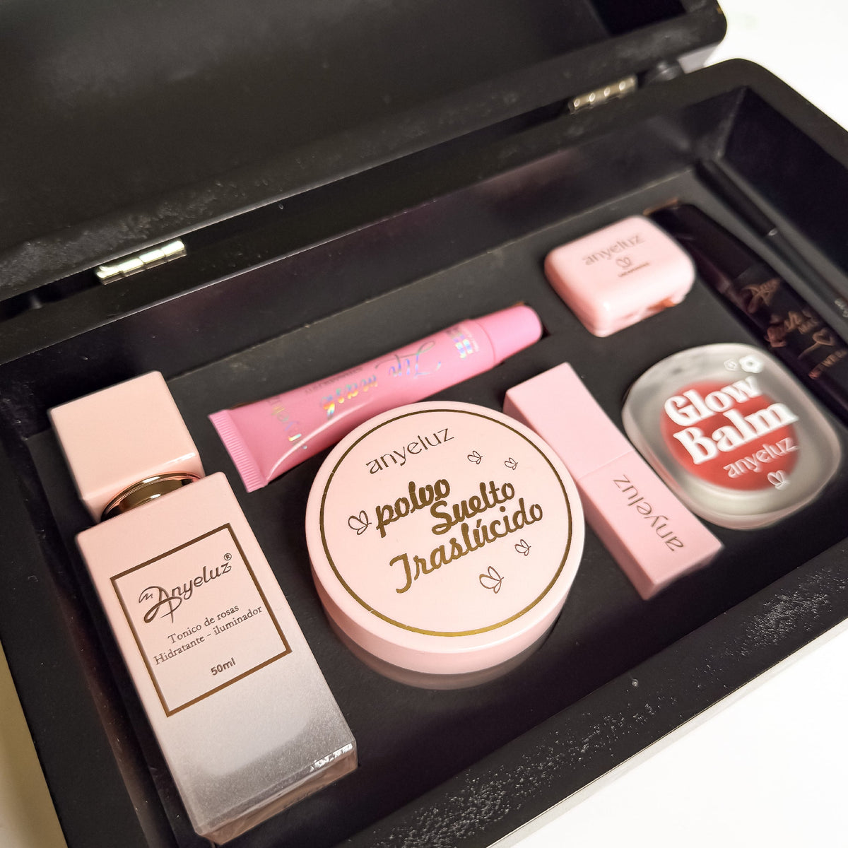 Anyeluz Makeup Case with Product Selection